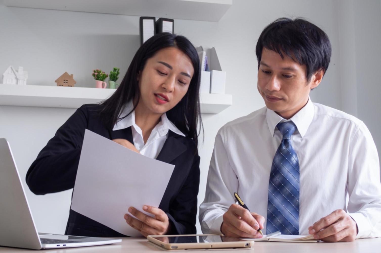 Profesional facilitando conexiones en sesión virtual