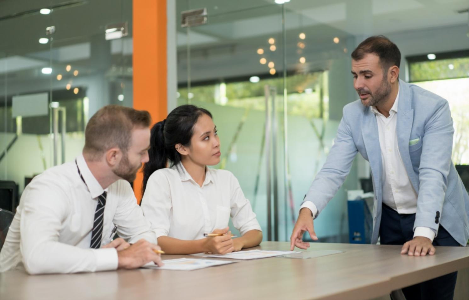 Profesional analizando estrategias de diversificación empresarial